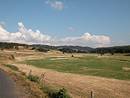 La valle de la Bedaule, au fond plat bien dlimit par les amples reliefs de l'Aubrac bois ; ici prs de Bcus.