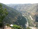 Le point de vue de Saint-Chly au bord des rampes de la RD 986, une des voies d'accs au causse depuis Saint-Chly