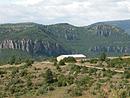 Problme de bti agricole sur le causse de Bgon, avec les gorges du Trvezel pour toile de fond. (Gard)