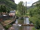 Les bords du Trvezel  Trves, agrablement amnags. (Gard)
