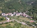 Le village de Trves vu de haut : dominance des toits bleus d'ardoise. (Gard)