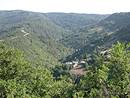 Le Malabaisse, un affluent du ruisseau de Fraissinet vers le col de Perjuret, creusant dans les bas des pentes du Massif de l'Aigoual : paysage bois.