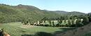 Champs cultivs soulignant le fond aplani de la valle du Tarnon. Vue vers Racoules et Salgas