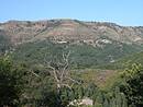 Rebord calcaire et grseux de la can de l'Hospitalet, dominant les pentes du Tarnon schisteuses. La valle du Tarnon vers Racoules et Salgas