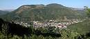 Florac, ville de rencontre entre Cvennes (Bougs, valles cvenoles) et grands causses (Mjean), lie  la RN 106. Vue de Florac dans sa valle, partie amont, depuis les flancs du Mjean