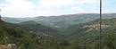 Le rebord du causse Mjean vu depuis les pentes cvenoles (vers Salprire) ; au pied la valle du Fraissinet, affluent du Tarnon ;  gauche  l'horizon le col de Perjuret