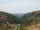 Le vallon naissant de la Jonte, et la vue sur le rebord du causse Mjean depuis Cabrillac