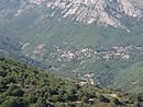 Vialas, accroch en contrebas des falaises granitiques du Mont Lozre