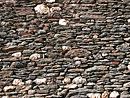 Schiste et blocs de quartz sur un mur vers Saint-Andol-de-Clerguemort