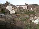 Grand Altier, dans la valle du mme nom : paysage bti remarquable, associant la roche affleurante naturelle et les murs des soutnements et des maisons dans une mme unit