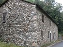Schiste parsem de boules de granit et de gneiss sur un mur de maison vers Sainte-Croix-Valle-Franaise