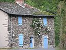 Exemple de maison rhabilite, gaye par volets de couleur et rosier en faade