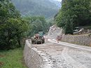 Les travaux mens par le Conseil Gnral sur la RD 983 vers Sainte-Croix, recrant des murs de soutnement en pierre maonne