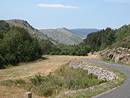 Paysage du granite, sur le flanc nord du Bougs (vallon du Martinet). Au fond les pentes du Mont Lozre
