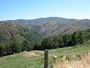 Le massif du Bougs  l'horizon, vu depuis Les flancs du mont Lozre (Fraissinet de Lozre). Au premier plan la haute valle du Tarn.