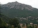 Le rebord escarp du mont Lozre au-dessus de Vialas (valle du Luech) : le rebord oriental du Mont Lozre est plus marqu que le reste, offrant  la vue quelques pans de falaises granitiques.