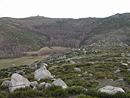 Fond dgag en prairie de fauche, tache lisse dans les pentes mouchetes par les blocs de granite (vers la ferme de Montgros)