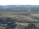 Le plateau, en vue dominante depuis le sommet du Causse, bord  l'horizon par les falaises qui dominent la valle de la Borne en limite du dpartement