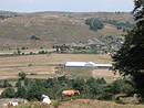 Btiment agricole sans arbres et trop blanc vu depuis Recoules d'Aubrac