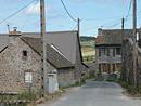 Marron glac : un bon exemple de choix de couleur pour la nouvelle toiture de tle qui s'associe au bti de granite traditionnel ; ici  Froidviala