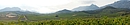 La plaine viticole ondule  l'est de Maury et les crtes calcaires, avec le chteau de Quribus sur la droite