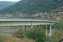 Le pont traversant le lac de Caramany