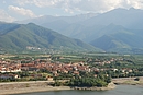 Vina sur les berges de la Tt (premier plan) et Joch accroch aux pentes boises ( l'horizon) dans la valle-verger au pied du Canigou