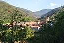 Rigarda au pied des pentes boises du massif du Canigou