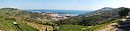 Port-Vendres dans sa baie : l'urbanisation rcente sur la crte ( gauche) s'avance vers la baie voisine de Collioure