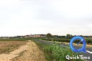  Le site de Villeneuve-de-la-Raho sur une colline et les extensions rcentes dans la plaine ( gauche)