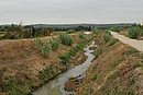 L'agouille de la mer : canal de drainage des terres basses ; ici vers Bages