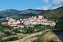 Le village perch de Mosset dans la valle de Castellane et les sommets couverts de landes des contreforts du pic Dourmidou  l'horizon