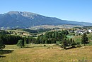 Panorama sur le plateau du Haut-Conflent dlimit par les versants montagneux du Cambre d'Aze et du Puigmal ; ici depuis le village de La Llagonne
