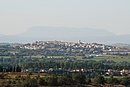 Banyuls-dels-Aspres perch sur une colline surplombant le Tech, ( l'horizon, la montagne de Tauch dans les Corbires)