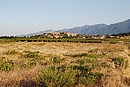 Banyuls-dels-Aspres : le site bti sur une colline et l'urbanisation rcente commenant  s'taler dans la plaine ( droite) ; friche agricole au premier plan