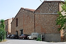 Btiments agricoles et maisons en galets et briques ; ici  Pzilla-la-Rivire