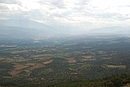 Le pimont viticole, qui forme un balcon surplombant le Riberal et la valle de la Tt domine par le Canigou ( l'horizon  gauche)