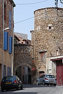 Porte et tour des anciens remparts de Baixas