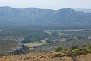 Parcelles de vignes dans les fonds entre les reliefs couverts de garrigue