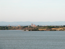 La silhouette de la cathédrale Saint-Just-et-Saint-Pasteur identifie la ville de Narbonne : vue depuis l étang de Bages.