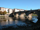 Le Pont Neuf et les façades de Limoux au bord de l Aude.