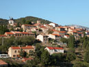 Beaucoup de villages des Corbières vivent grâce au tourisme : Cucugnan entre les châteaux cathares de Quéribus et Peyrepertuse.