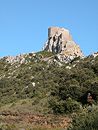 La silhouette du donjon de Quéribus sur son piton rocheux domine les Hautes Corbières.