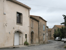 Dans la plaine de l Aude, le Minervois et les Corbières, de nombreuses maisons de vigneron sont reconnaissables à leur grand porche laissant passer le tracteur : ici à Moussan près de Narbonne.