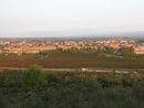 Les remparts et les tours de la Cité de Carcassonne émergent d'un paysage viticole vallonnée.
