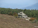 Tors de gneiss (empilements en formes de boules rocheuses) parsemant les pelouses du Pic de Nore.