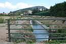 Urbanisation tournant le dos au canal d'irrigation de Thuir ; ici à Corbère-les-Cabanes