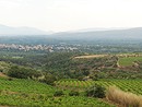 La plaine du Roussillon et le Riberal bordés par les reliefs des Albères (à l'horizon) et des Aspres (sur la gauche), ici depuis le belvédère de Força Real.