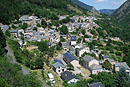 Le village d'Olette étiré dans la vallée de la Têt le long de la RN 116.