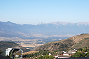 La Cerdagne, une dpression remplie de dpts continentaux durant l're tertiaire au pied des massifs du Puigmal ( droite) et de la Sierra del Cadi ( gauche); ici depuis Font-Romeu.
